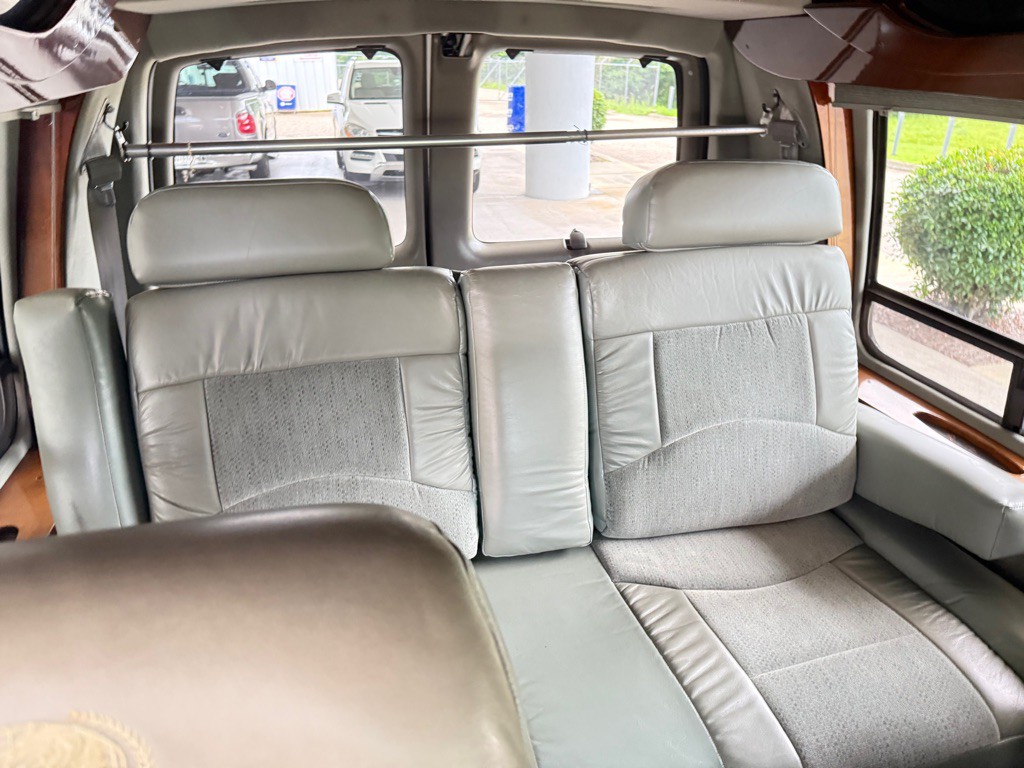 1999 Chevrolet Express Image 24