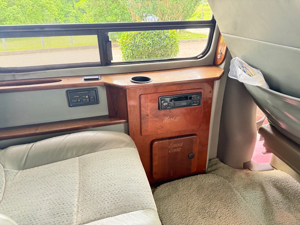 1999 Chevrolet Express Image 25