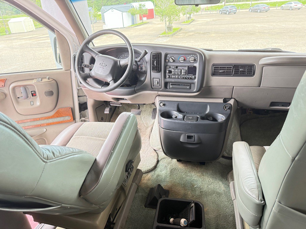 1999 Chevrolet Express Image 27