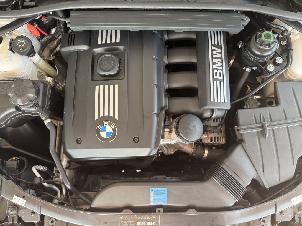 2010 BMW 3 Series Image 11