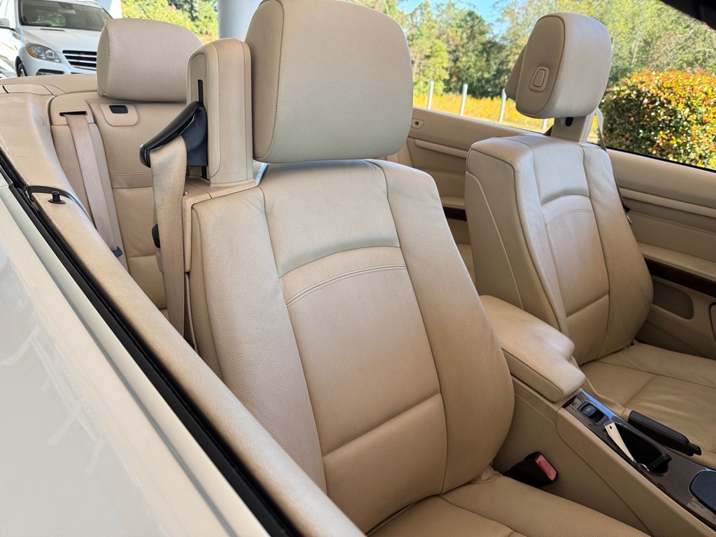 2010 BMW 3 Series Image 25