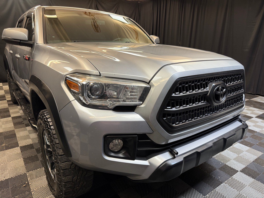 2017 Toyota Tacoma Image 1