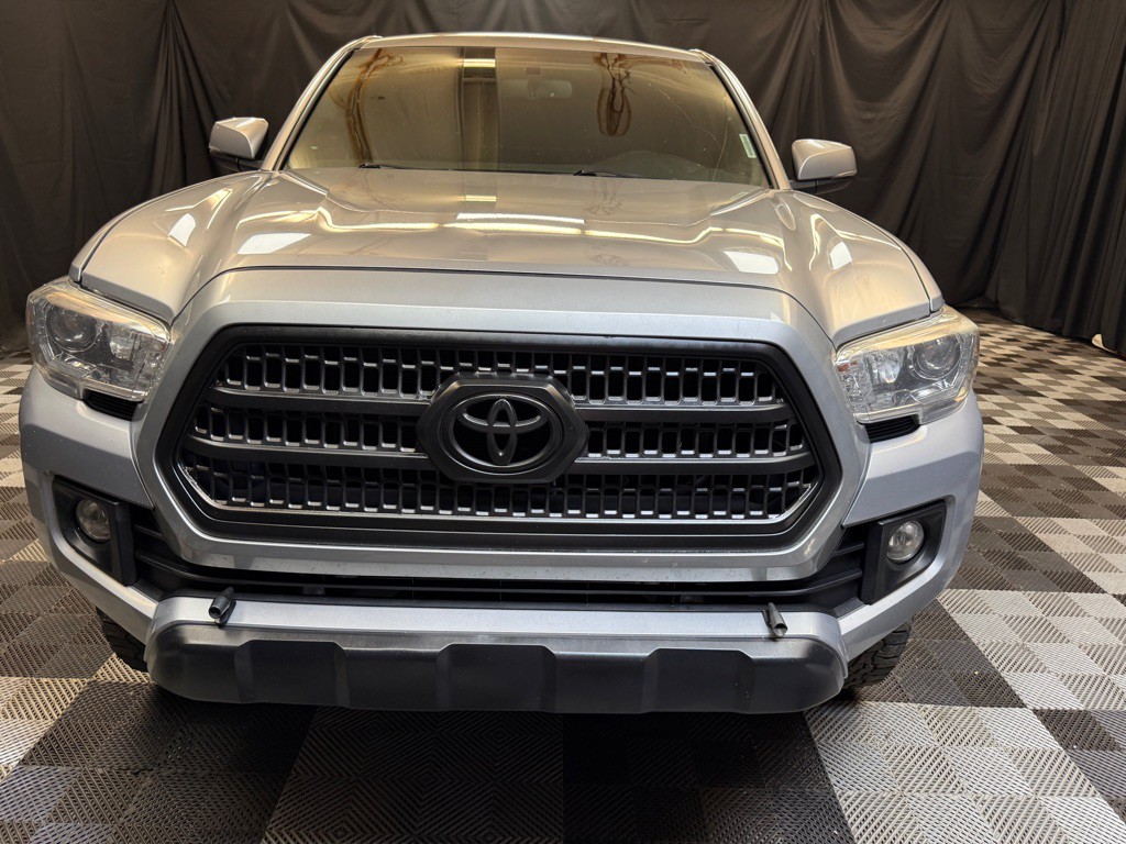 2017 Toyota Tacoma Image 2