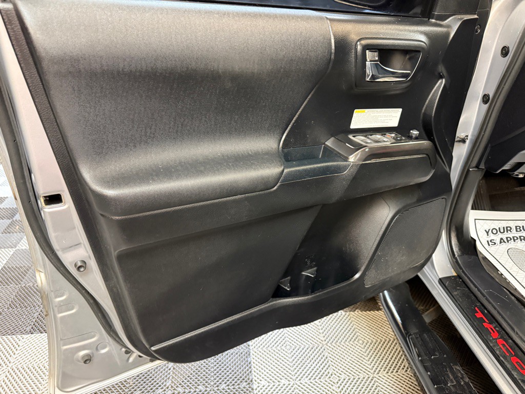 2017 Toyota Tacoma Image 14