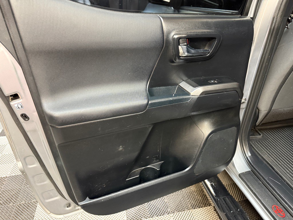 2017 Toyota Tacoma Image 16