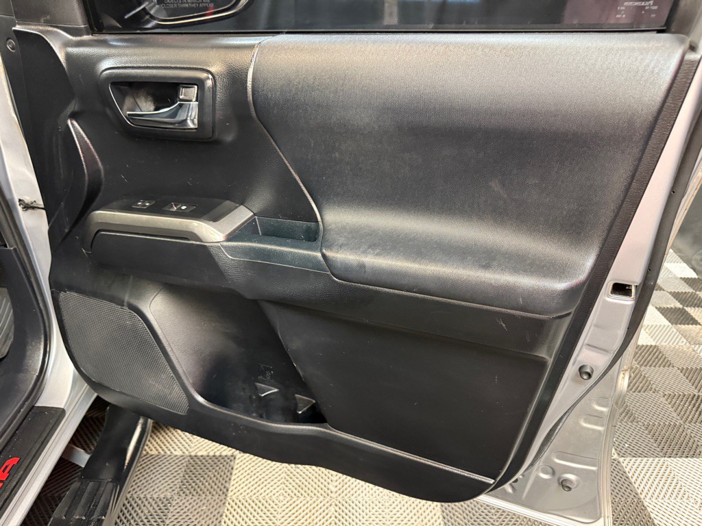 2017 Toyota Tacoma Image 19