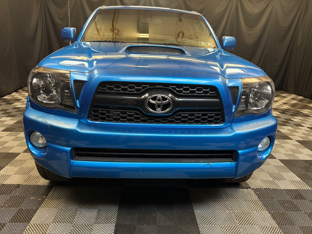 2011 Toyota Tacoma Image 2