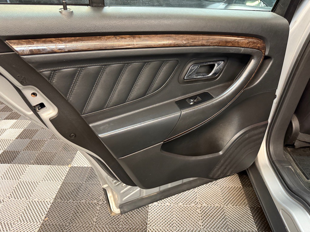 2014 Ford Taurus Image 16