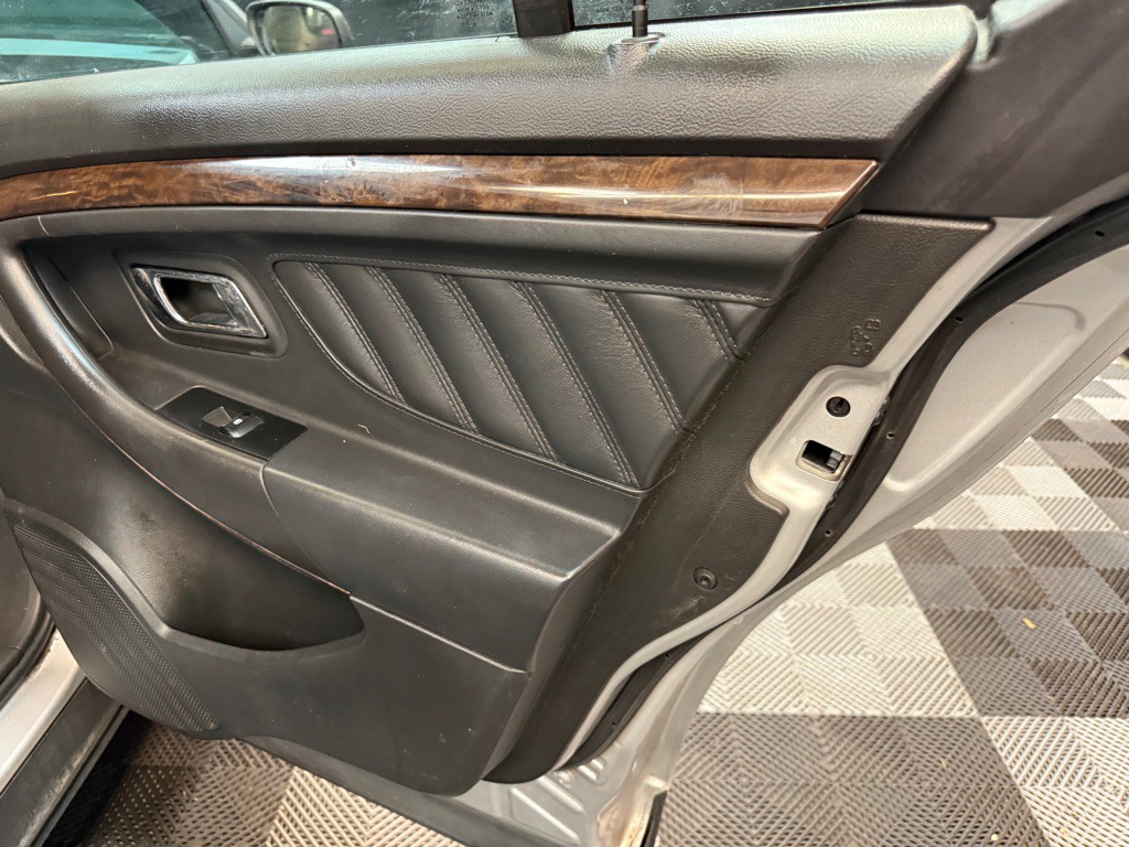 2014 Ford Taurus Image 20