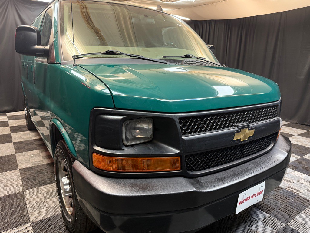 2017 Chevrolet Express Image 1