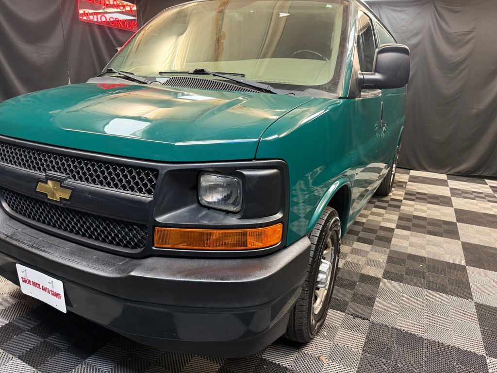 2017 Chevrolet Express Image 3