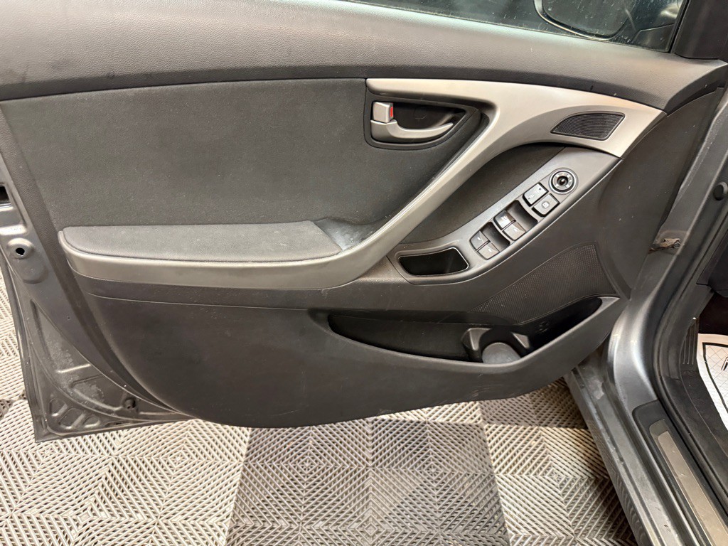 2016 Hyundai Elantra Image 13