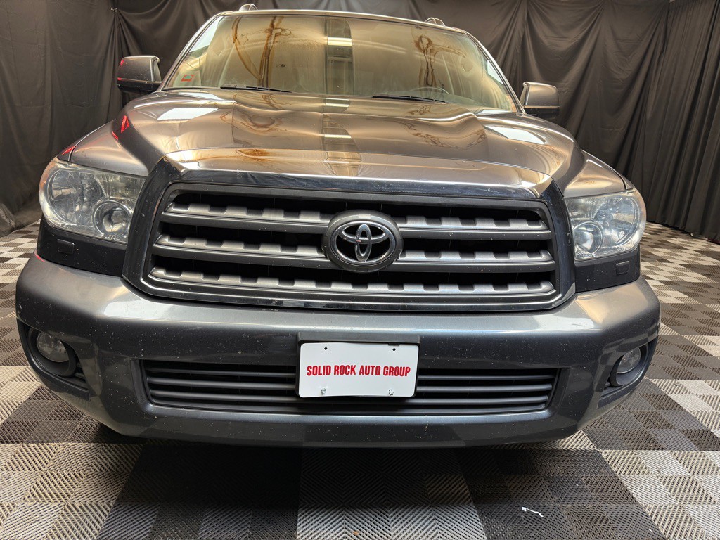 2016 Toyota Sequoia Image 2