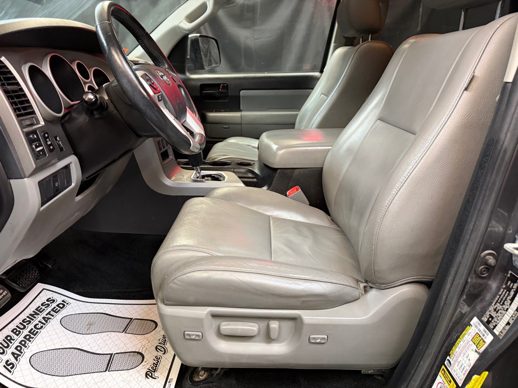 2016 Toyota Sequoia Image 7