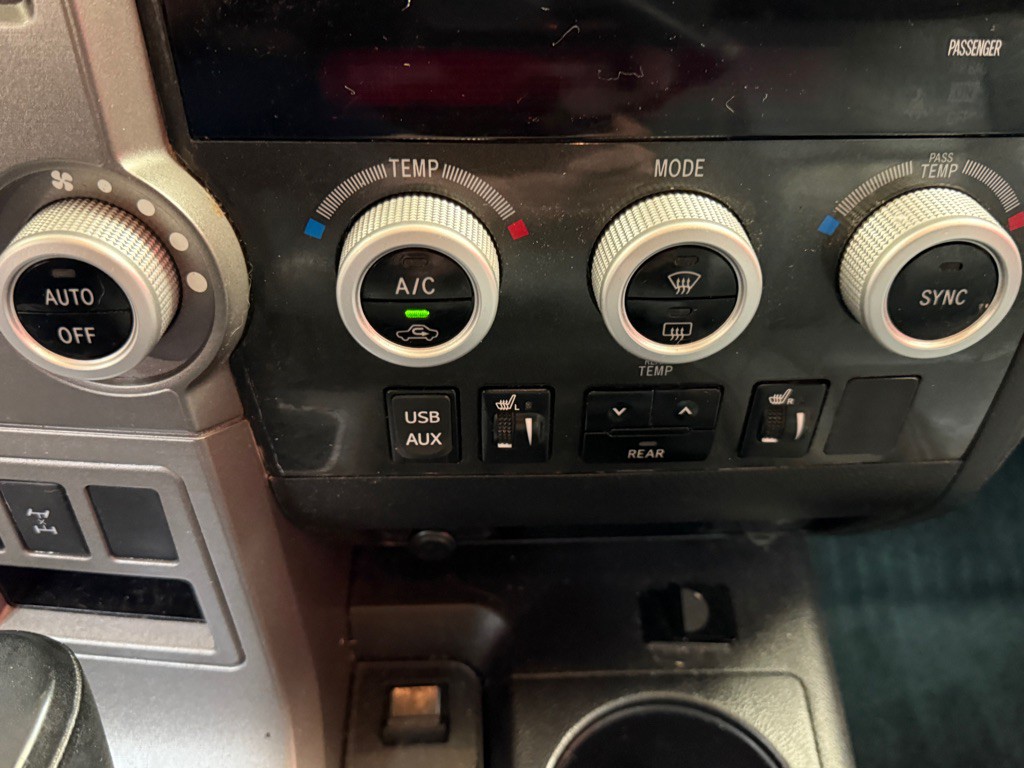 2016 Toyota Sequoia Image 10