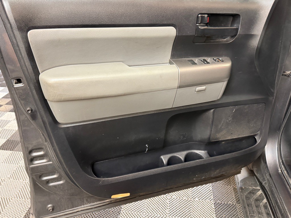 2016 Toyota Sequoia Image 15