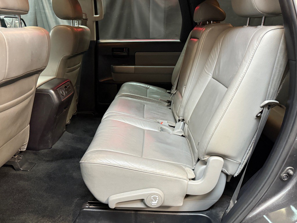 2016 Toyota Sequoia Image 16