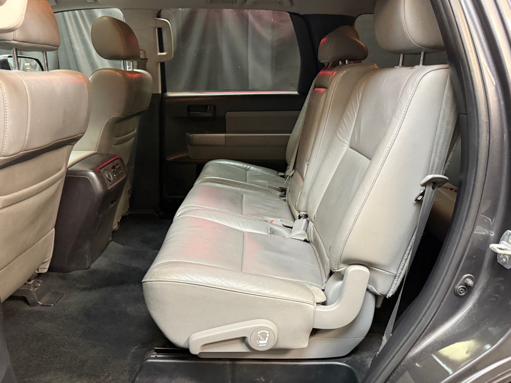 2016 Toyota Sequoia Image 18