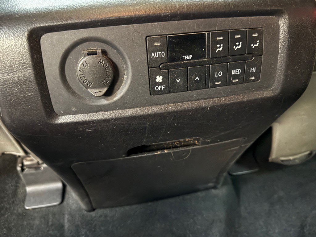 2016 Toyota Sequoia Image 19