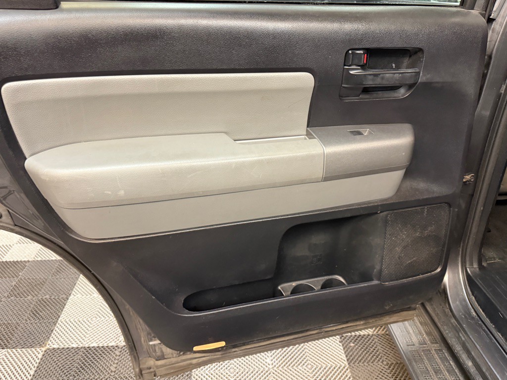 2016 Toyota Sequoia Image 20