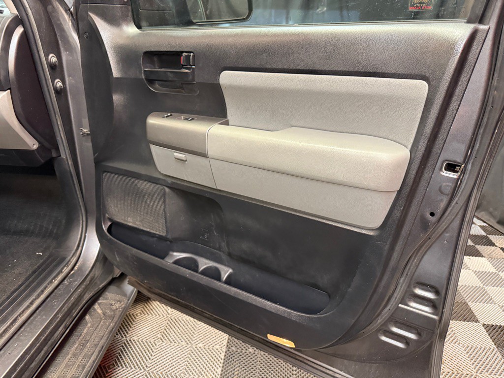 2016 Toyota Sequoia Image 23