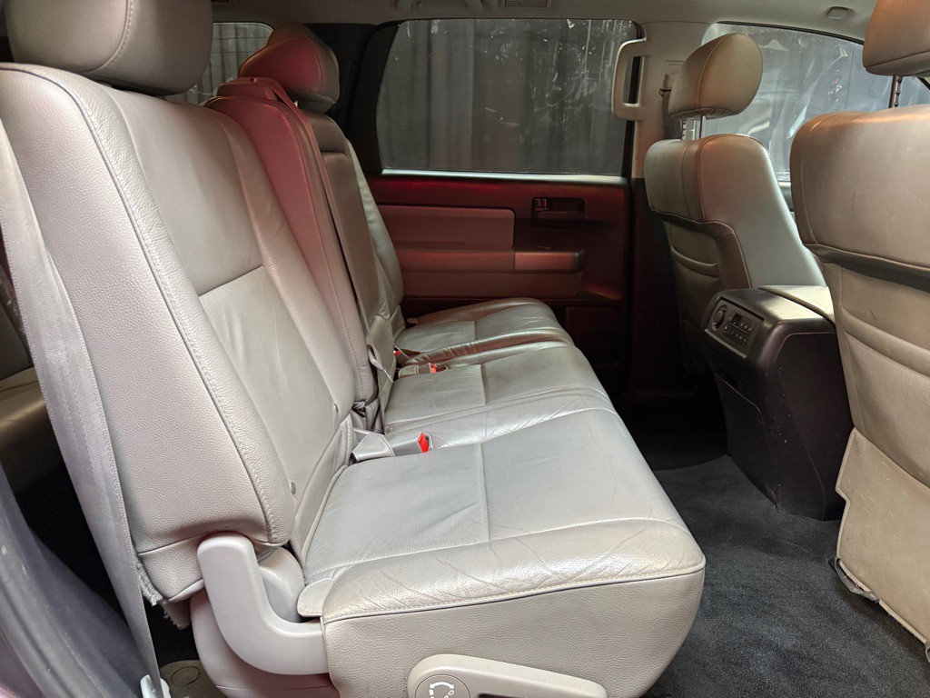 2016 Toyota Sequoia Image 24