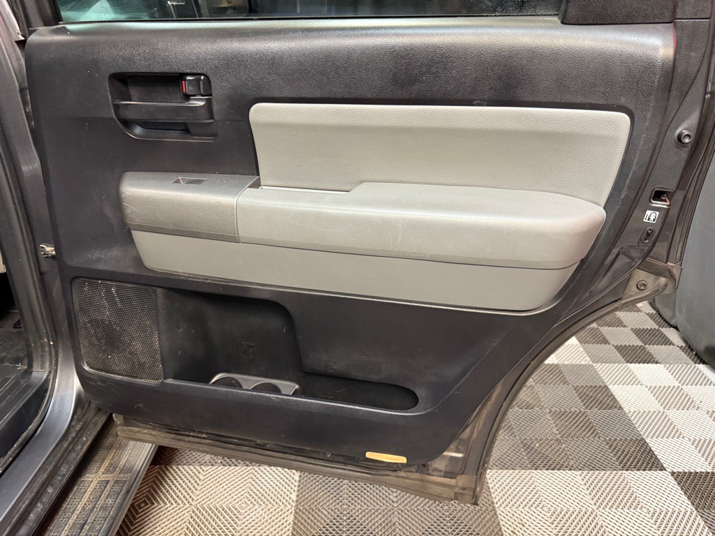 2016 Toyota Sequoia Image 25