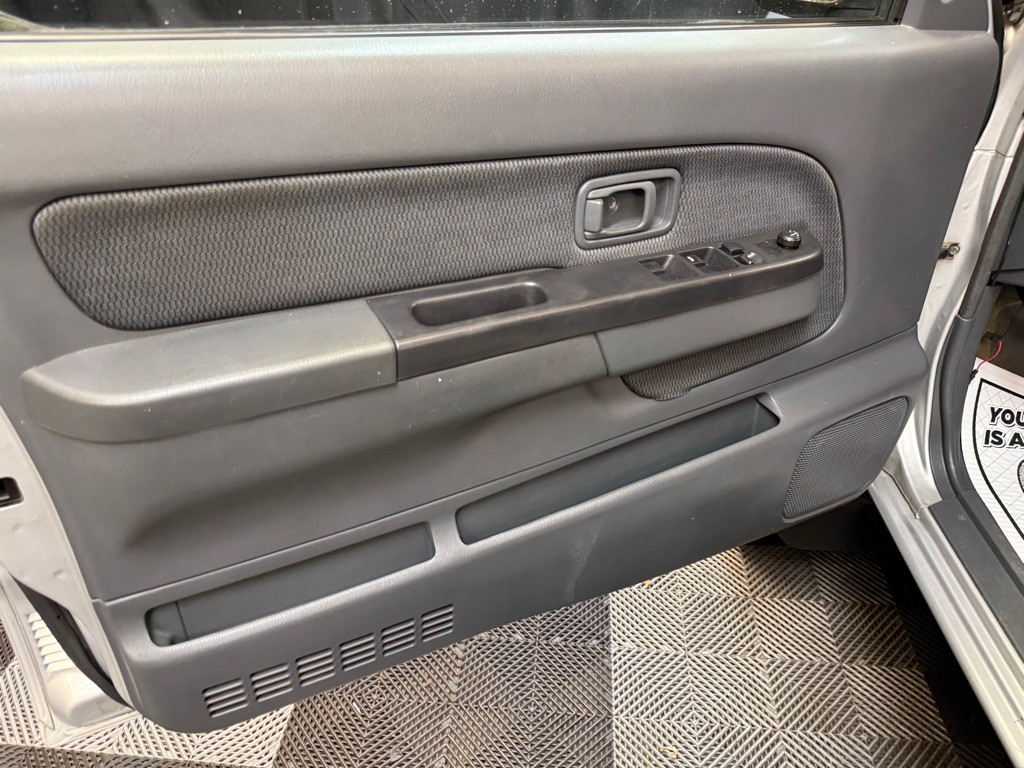 2004 Nissan Frontier Image 18