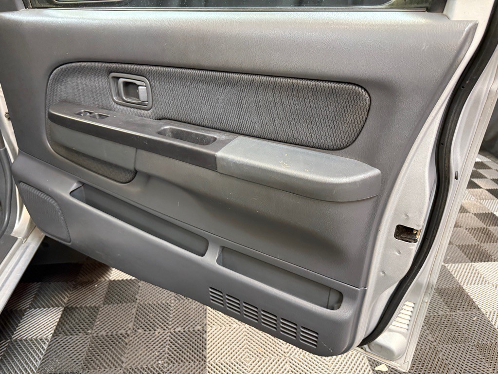 2004 Nissan Frontier Image 24