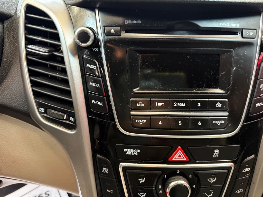 2016 Hyundai Elantra Image 11