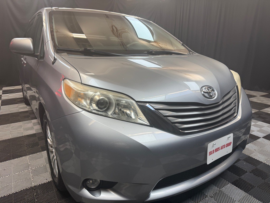 2013 Toyota Sienna Image 1