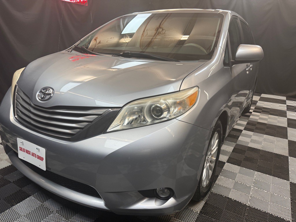 2013 Toyota Sienna Image 3