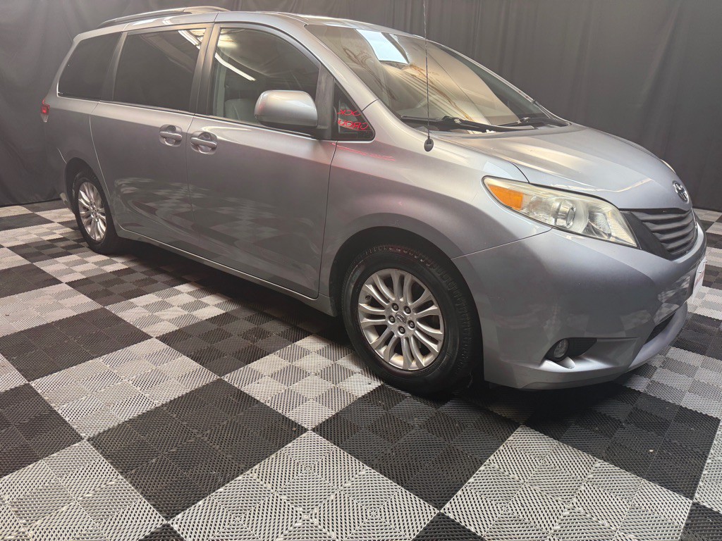 2013 Toyota Sienna Image 4