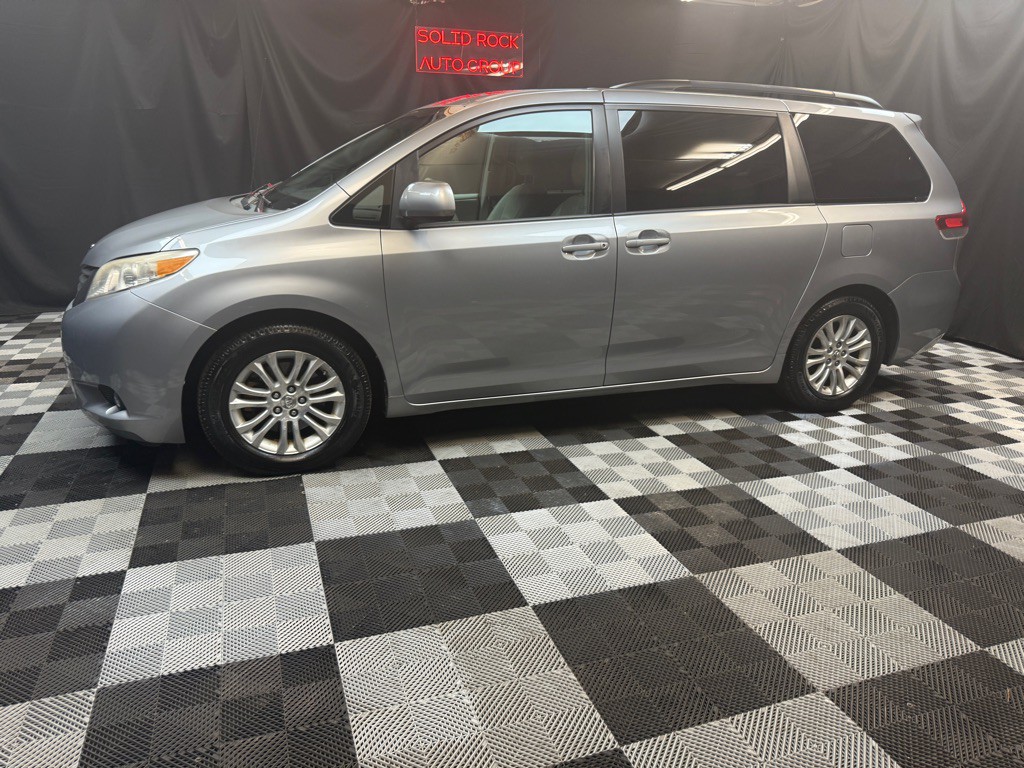 2013 Toyota Sienna Image 5