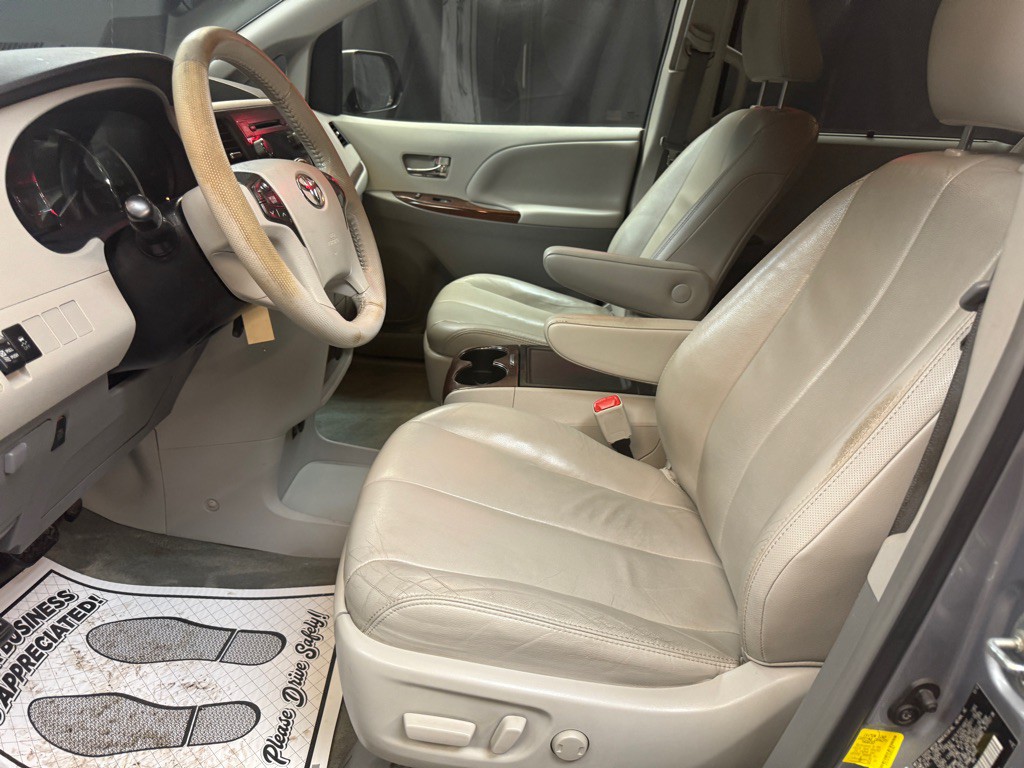 2013 Toyota Sienna Image 7