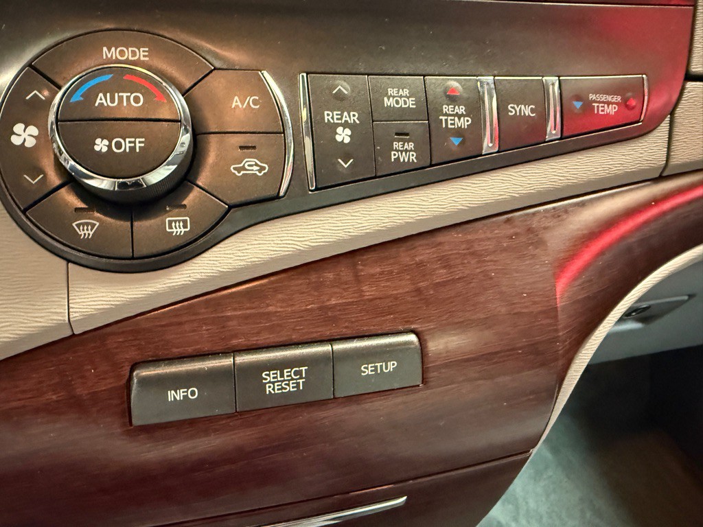 2013 Toyota Sienna Image 12