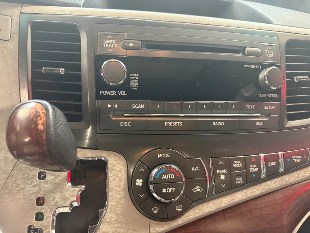 2013 Toyota Sienna Image 13