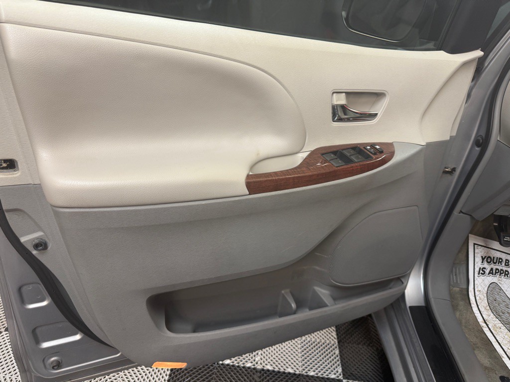 2013 Toyota Sienna Image 16