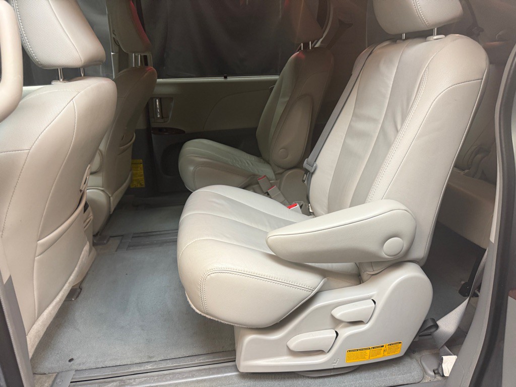 2013 Toyota Sienna Image 17