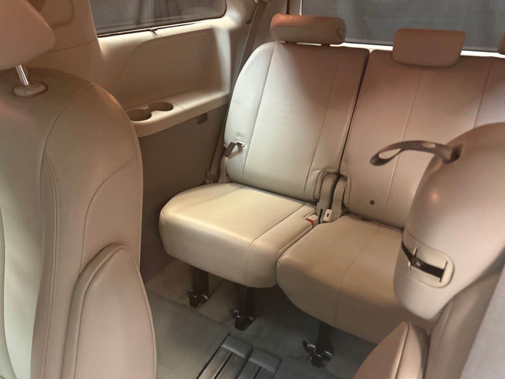 2013 Toyota Sienna Image 18