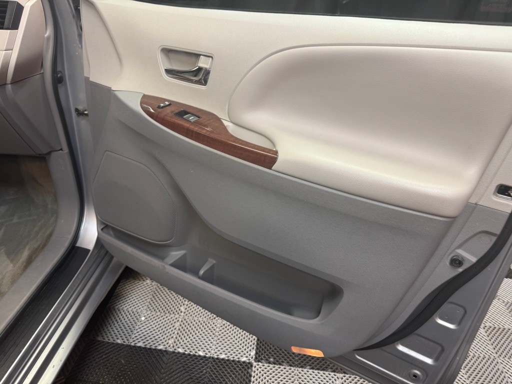 2013 Toyota Sienna Image 21