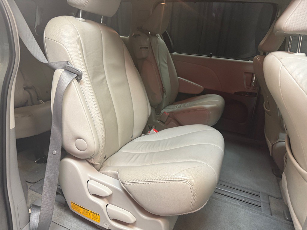 2013 Toyota Sienna Image 22