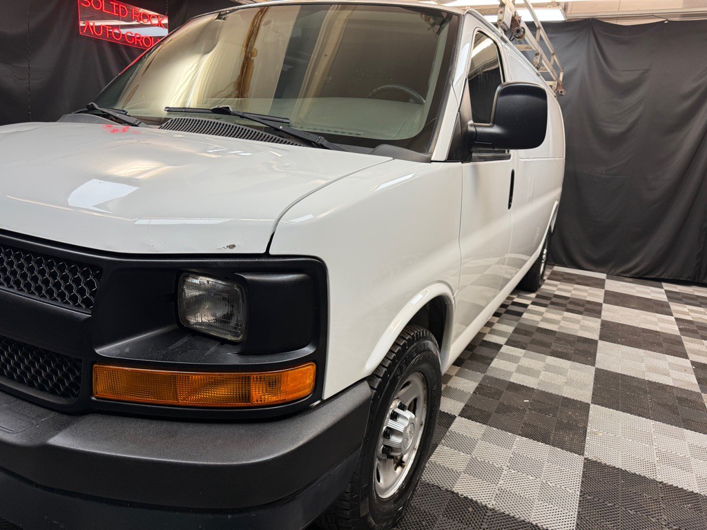 2017 Chevrolet Express Image 3