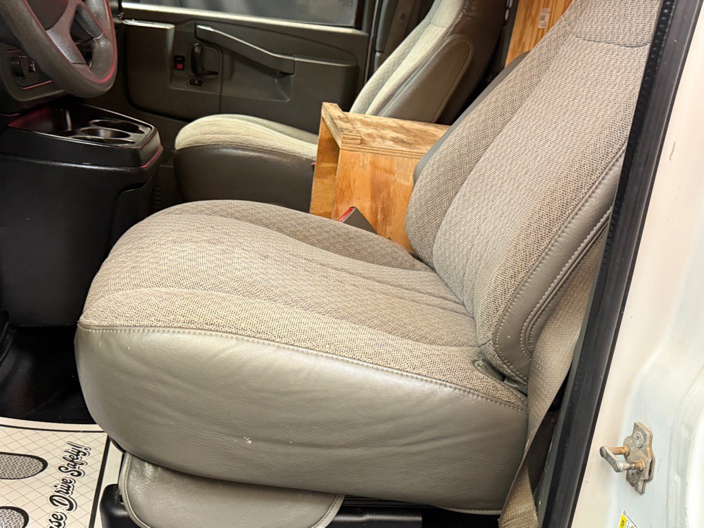 2017 Chevrolet Express Image 11