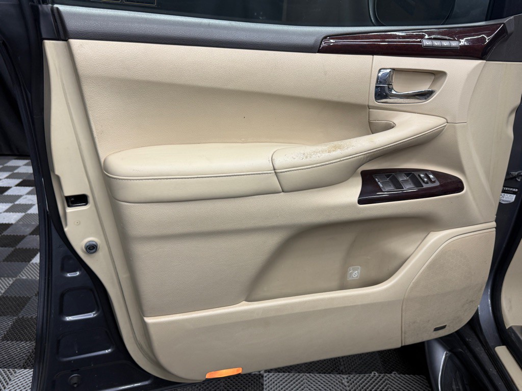 2013 Lexus LX Image 18
