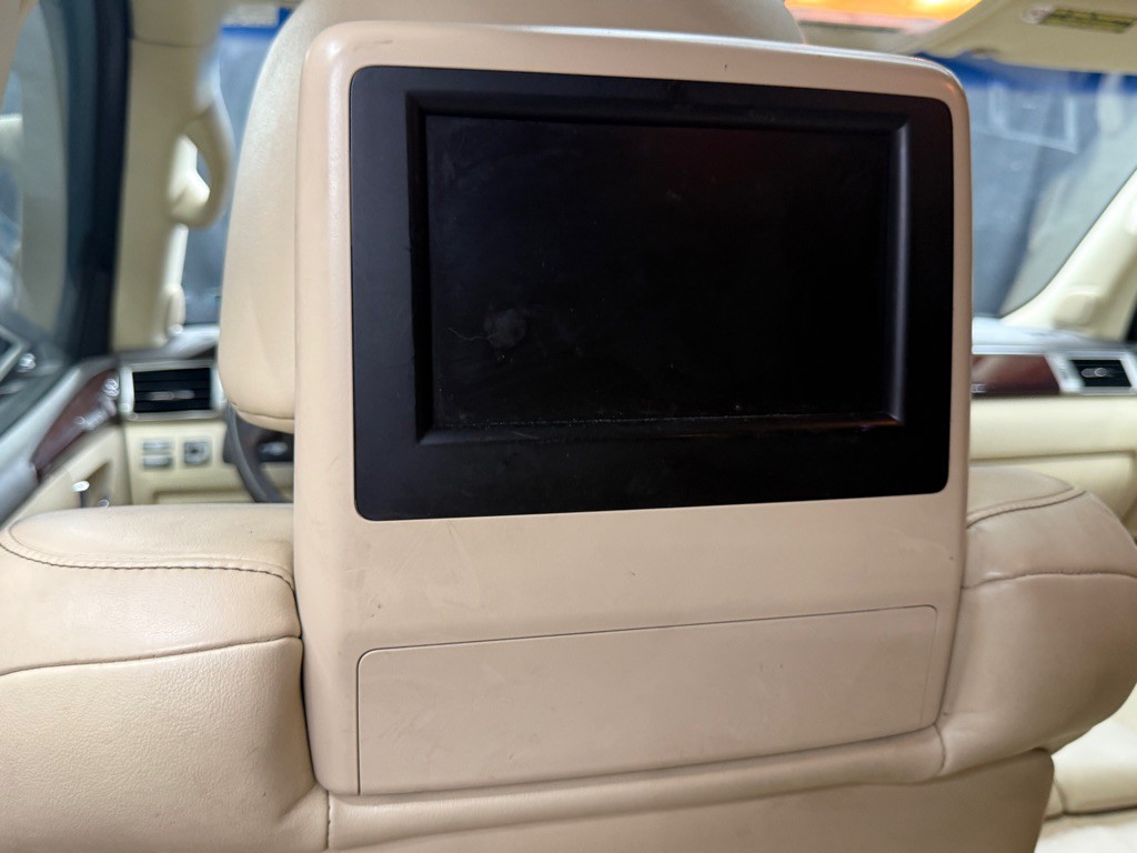 2013 Lexus LX Image 21