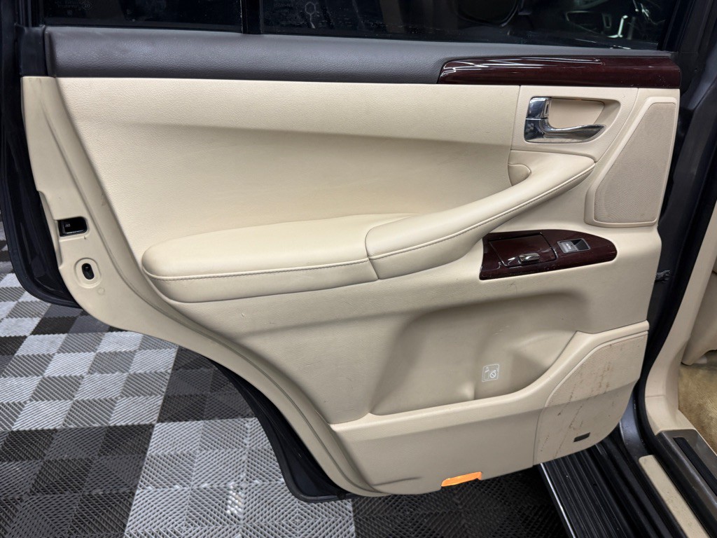 2013 Lexus LX Image 23