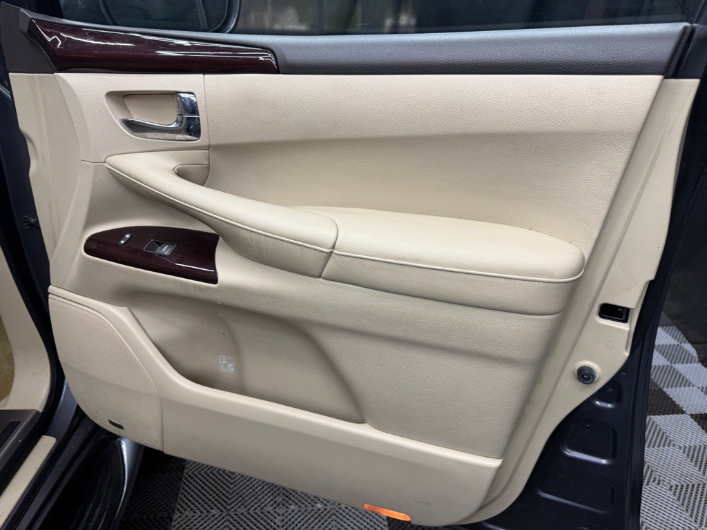 2013 Lexus LX Image 26