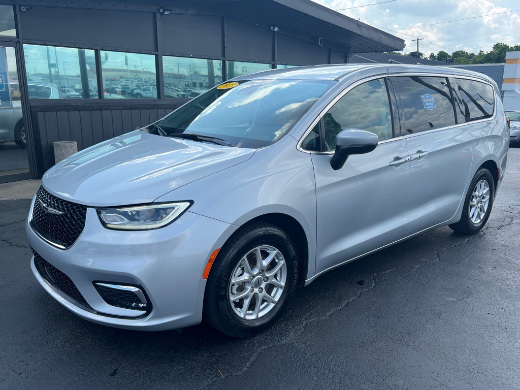 2023 Chrysler Pacifica Image 1