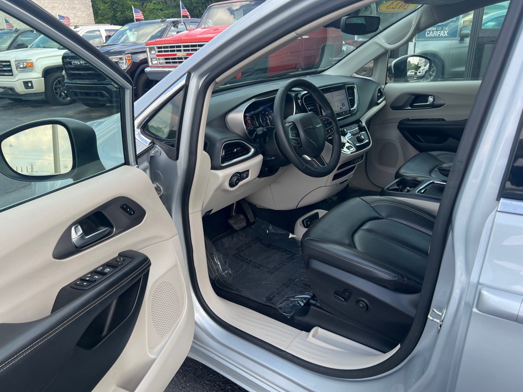 2023 Chrysler Pacifica Image 8